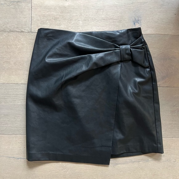 NWT Club Monaco Black Faux Leather skirt size 8 - Picture 2 of 6